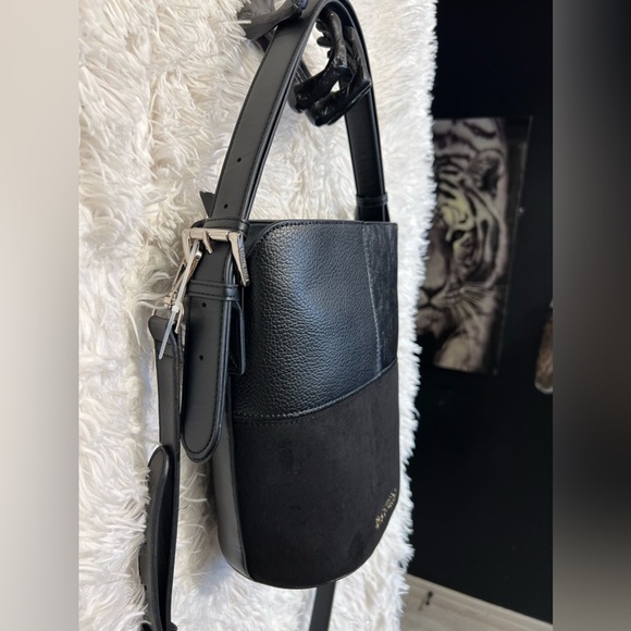 🖤🔥NWT- STEVE MADDEN STUNNING FAUX SUEDE AND LEATHER BCLARAA BUCKET BAG🔥🖤 - Picture 9 of 17